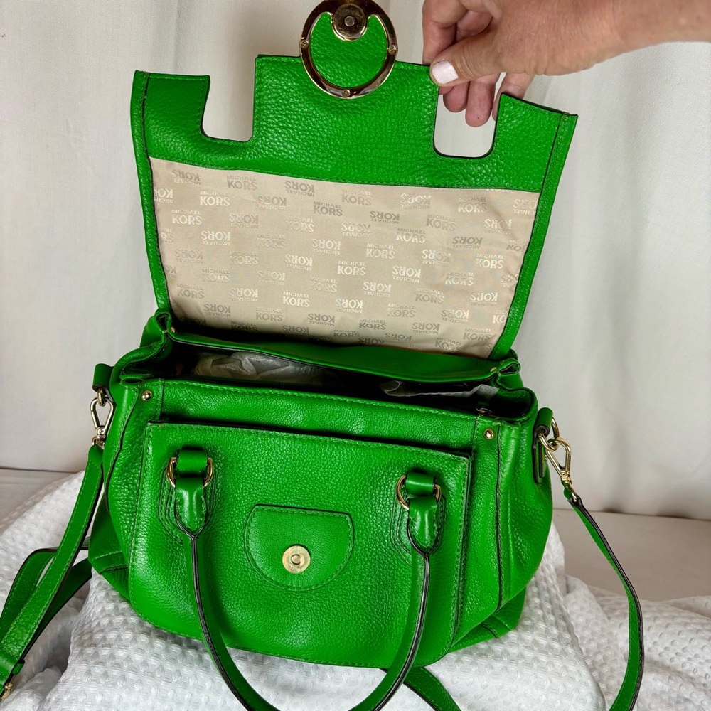 Michael Kors NWOT Margo Medium Flap Front Shoulder Bag in Kelly Green Gold Hw - Picture 6 of 14